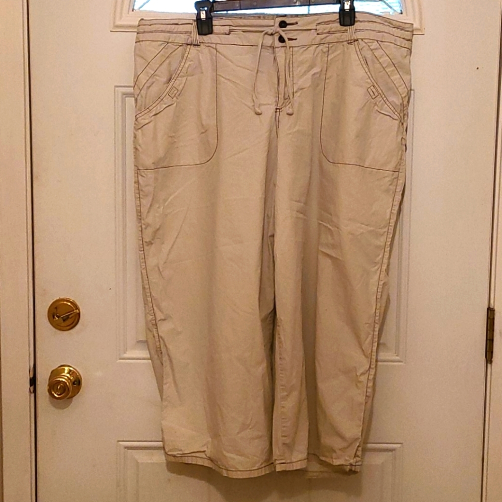 Mossimo Supply Co Creme Capris